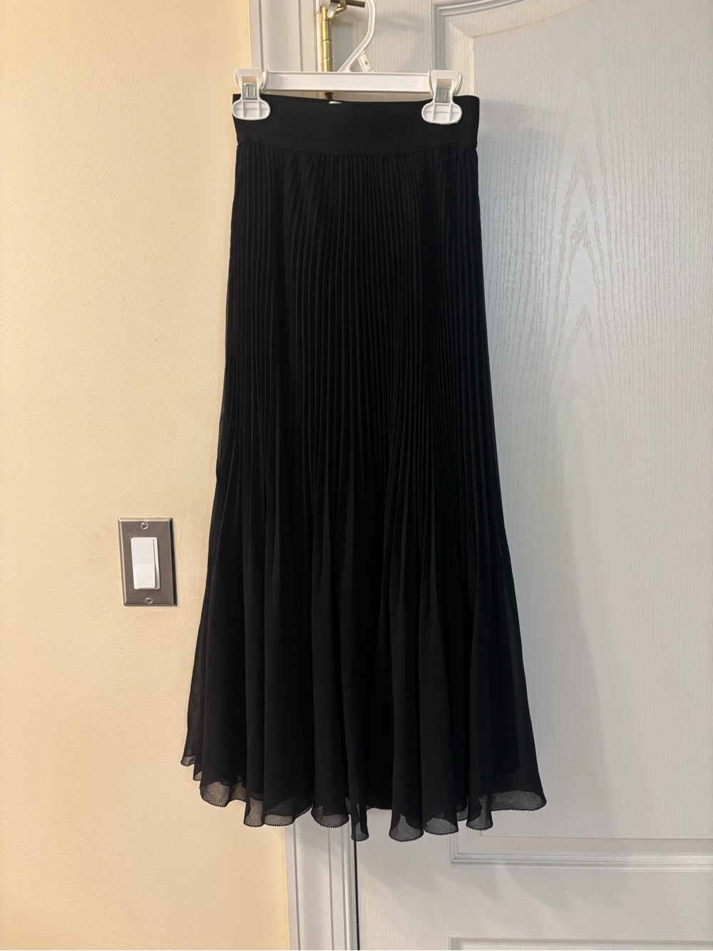 Aritizia Black Pleated Midi Skirt